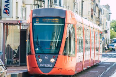 Fransa 'yı 20 Ağustos 2020' de, Fransa 'nın Grand Est bölgesindeki bir şehir olan Reims toplu taşıma sisteminin bir parçası olan caddelerden geçen yolcular için modern bir elektrikli tramvaya bakıyor.