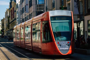 Fransa 'yı 20 Ağustos 2020' de, Fransa 'nın Grand Est bölgesindeki bir şehir olan Reims toplu taşıma sisteminin bir parçası olan caddelerden geçen yolcular için modern bir elektrikli tramvaya bakıyor.