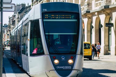 Fransa 'yı 20 Ağustos 2020' de, Fransa 'nın Grand Est bölgesindeki bir şehir olan Reims toplu taşıma sisteminin bir parçası olan caddelerden geçen yolcular için modern bir elektrikli tramvaya bakıyor.
