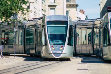 Fransa 'yı 20 Ağustos 2020' de, Fransa 'nın Grand Est bölgesindeki bir şehir olan Reims toplu taşıma sisteminin bir parçası olan caddelerden geçen yolcular için modern bir elektrikli tramvaya bakıyor.