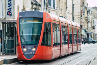 Fransa 'yı 20 Ağustos 2020' de, Fransa 'nın Grand Est bölgesindeki bir şehir olan Reims toplu taşıma sisteminin bir parçası olan caddelerden geçen yolcular için modern bir elektrikli tramvaya bakıyor.