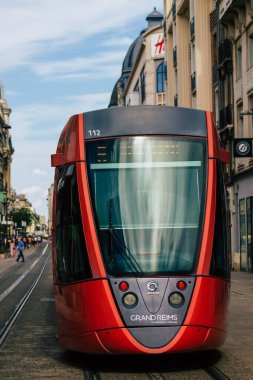 Fransa 'yı 20 Ağustos 2020' de, Fransa 'nın Grand Est bölgesindeki bir şehir olan Reims toplu taşıma sisteminin bir parçası olan caddelerden geçen yolcular için modern bir elektrikli tramvaya bakıyor.