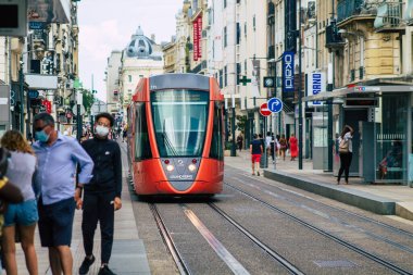 Fransa 'yı 20 Ağustos 2020' de, Fransa 'nın Grand Est bölgesindeki bir şehir olan Reims toplu taşıma sisteminin bir parçası olan caddelerden geçen yolcular için modern bir elektrikli tramvaya bakıyor.