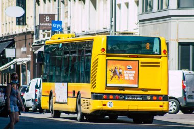 Fransa 'yı 20 Ağustos 2020' de, Fransa 'nın Grand Est bölgesindeki bir şehir olan Reims toplu taşıma sisteminin bir parçası olan sokaklardan geçen geleneksel bir belediye otobüsüne bakıyor.