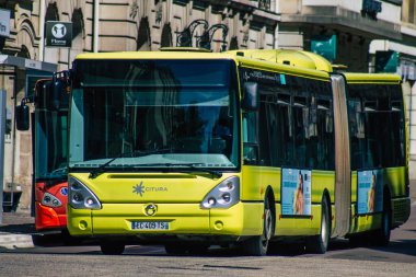 Fransa 'yı 20 Ağustos 2020' de, Fransa 'nın Grand Est bölgesindeki bir şehir olan Reims toplu taşıma sisteminin bir parçası olan sokaklardan geçen geleneksel bir belediye otobüsüne bakıyor.