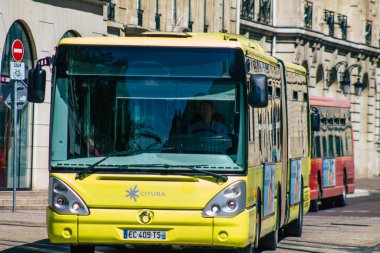 Fransa 'yı 20 Ağustos 2020' de, Fransa 'nın Grand Est bölgesindeki bir şehir olan Reims toplu taşıma sisteminin bir parçası olan sokaklardan geçen geleneksel bir belediye otobüsüne bakıyor.