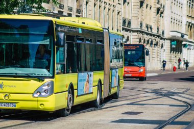 Fransa 'yı 20 Ağustos 2020' de, Fransa 'nın Grand Est bölgesindeki bir şehir olan Reims toplu taşıma sisteminin bir parçası olan sokaklardan geçen geleneksel bir belediye otobüsüne bakıyor.