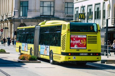 Fransa 'yı 20 Ağustos 2020' de, Fransa 'nın Grand Est bölgesindeki bir şehir olan Reims toplu taşıma sisteminin bir parçası olan sokaklardan geçen geleneksel bir belediye otobüsüne bakıyor.