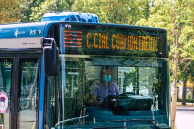 Fransa 'yı 20 Ağustos 2020' de, Fransa 'nın Grand Est bölgesindeki bir şehir olan Reims toplu taşıma sisteminin bir parçası olan sokaklardan geçen geleneksel bir belediye otobüsüne bakıyor.