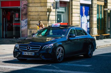 Reims, Fransa 'nın 20 Ağustos 2020 tarihli tarihi caddelerinden geçen geleneksel bir taksinin görüntüsü, Fransa' nın Grand Est bölgesinde bir şehir ve Avrupa 'nın en eskilerindendir.