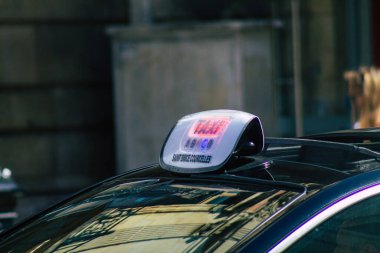 Reims, Fransa 'nın 20 Ağustos 2020 tarihli tarihi caddelerinden geçen geleneksel bir taksinin görüntüsü, Fransa' nın Grand Est bölgesinde bir şehir ve Avrupa 'nın en eskilerindendir.