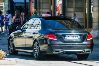 Reims, Fransa 'nın 20 Ağustos 2020 tarihli tarihi caddelerinden geçen geleneksel bir taksinin görüntüsü, Fransa' nın Grand Est bölgesinde bir şehir ve Avrupa 'nın en eskilerindendir.