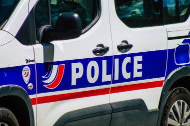 Reims, Fransa 'nın 20 Ağustos 2020 tarihli tarihi sokaklarında park etmiş geleneksel bir Fransız polis arabasının görüntüsü, Fransa' nın Grand Est bölgesinde bir şehir ve Avrupa 'nın en eskilerindendir.
