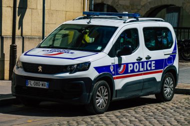 Reims, Fransa 'nın 20 Ağustos 2020 tarihli tarihi sokaklarında park etmiş geleneksel bir Fransız polis arabasının görüntüsü, Fransa' nın Grand Est bölgesinde bir şehir ve Avrupa 'nın en eskilerindendir.