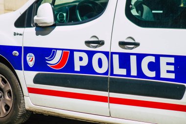 Reims, Fransa 'nın 20 Ağustos 2020 tarihli tarihi sokaklarında park etmiş geleneksel bir Fransız polis arabasının görüntüsü, Fransa' nın Grand Est bölgesinde bir şehir ve Avrupa 'nın en eskilerindendir.