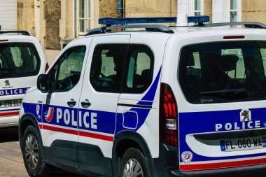 Reims, Fransa 'nın 20 Ağustos 2020 tarihli tarihi sokaklarında park etmiş geleneksel bir Fransız polis arabasının görüntüsü, Fransa' nın Grand Est bölgesinde bir şehir ve Avrupa 'nın en eskilerindendir.