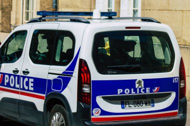 Reims, Fransa 'nın 20 Ağustos 2020 tarihli tarihi sokaklarında park etmiş geleneksel bir Fransız polis arabasının görüntüsü, Fransa' nın Grand Est bölgesinde bir şehir ve Avrupa 'nın en eskilerindendir.