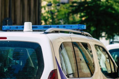 Reims, Fransa 'nın 20 Ağustos 2020 tarihli tarihi sokaklarında park etmiş geleneksel bir Fransız polis arabasının görüntüsü, Fransa' nın Grand Est bölgesinde bir şehir ve Avrupa 'nın en eskilerindendir.