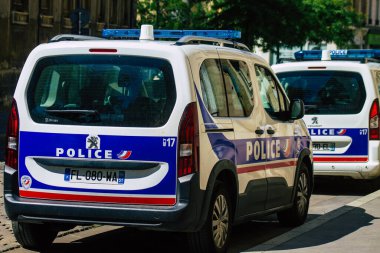 Reims, Fransa 'nın 20 Ağustos 2020 tarihli tarihi sokaklarında park etmiş geleneksel bir Fransız polis arabasının görüntüsü, Fransa' nın Grand Est bölgesinde bir şehir ve Avrupa 'nın en eskilerindendir.