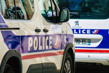Reims, Fransa 'nın 20 Ağustos 2020 tarihli tarihi sokaklarında park etmiş geleneksel bir Fransız polis arabasının görüntüsü, Fransa' nın Grand Est bölgesinde bir şehir ve Avrupa 'nın en eskilerindendir.