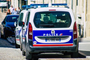 Reims, Fransa 'nın 20 Ağustos 2020 tarihli tarihi sokaklarında park etmiş geleneksel bir Fransız polis arabasının görüntüsü, Fransa' nın Grand Est bölgesinde bir şehir ve Avrupa 'nın en eskilerindendir.
