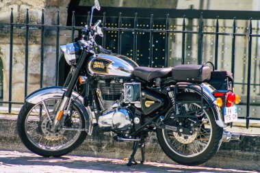 Reims, Fransa 'nın 20 Ağustos 2020 tarihinde Fransa' nın Grand Est bölgesindeki tarihi Reims caddelerine park etmiş klasik 500 Royal Enfield motorsikletinin yakın çekimi.