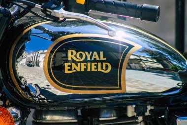Reims, Fransa 'nın 20 Ağustos 2020 tarihinde Fransa' nın Grand Est bölgesindeki tarihi Reims caddelerine park etmiş klasik 500 Royal Enfield motorsikletinin yakın çekimi.