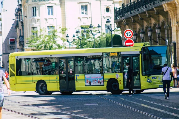 ランス フランス2020年8月20日街を走る乗客のための伝統的な都市バスの眺めフランスのグランド イースト地域にあるランスの公共交通機関の一部 — ストック写真