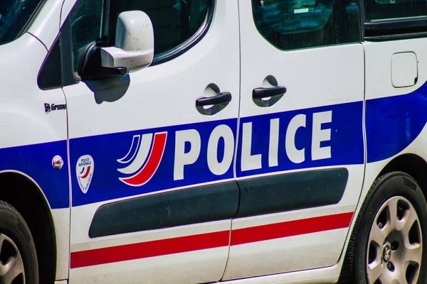Reims, Fransa 'nın 20 Ağustos 2020 tarihli tarihi sokaklarında park etmiş geleneksel bir Fransız polis arabasının görüntüsü, Fransa' nın Grand Est bölgesinde bir şehir ve Avrupa 'nın en eskilerindendir.