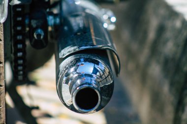 Reims, Fransa 'nın 20 Ağustos 2020 tarihinde Fransa' nın Grand Est bölgesindeki tarihi Reims caddelerine park etmiş klasik 500 Royal Enfield motorsikletinin yakın çekimi.