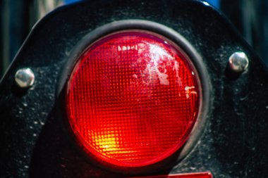 Reims, Fransa 'nın 20 Ağustos 2020 tarihinde Fransa' nın Grand Est bölgesindeki tarihi Reims caddelerine park etmiş klasik 500 Royal Enfield motorsikletinin yakın çekimi.