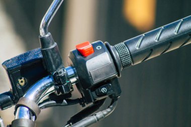 Reims, Fransa 'nın 20 Ağustos 2020 tarihinde Fransa' nın Grand Est bölgesindeki tarihi Reims caddelerine park etmiş klasik 500 Royal Enfield motorsikletinin yakın çekimi.