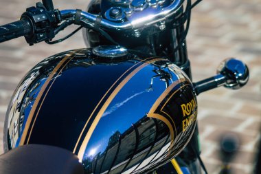 Reims, Fransa 'nın 20 Ağustos 2020 tarihinde Fransa' nın Grand Est bölgesindeki tarihi Reims caddelerine park etmiş klasik 500 Royal Enfield motorsikletinin yakın çekimi.