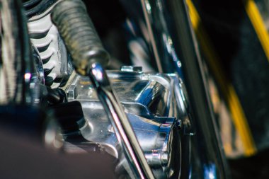 Reims, Fransa 'nın 20 Ağustos 2020 tarihinde Fransa' nın Grand Est bölgesindeki tarihi Reims caddelerine park etmiş klasik 500 Royal Enfield motorsikletinin yakın çekimi.