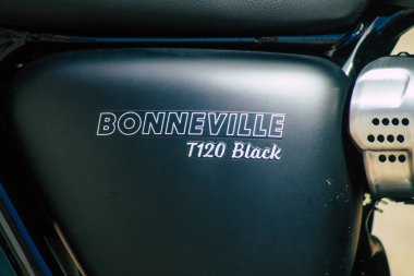 Reims Fransa 20 Ağustos 2020 BONNEVILLE T120 Black Triumph motosiklet yakın çekim Fransa 'nın Grand Est bölgesinde bir şehir, Reims tarihsel caddelerinde park