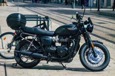 Reims Fransa 20 Ağustos 2020 BONNEVILLE T120 Black Triumph motosiklet yakın çekim Fransa 'nın Grand Est bölgesinde bir şehir, Reims tarihsel caddelerinde park