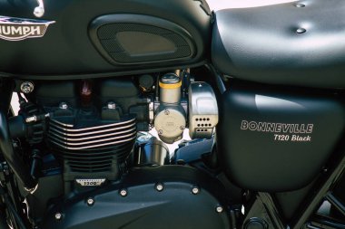 Reims Fransa 20 Ağustos 2020 BONNEVILLE T120 Black Triumph motosiklet yakın çekim Fransa 'nın Grand Est bölgesinde bir şehir, Reims tarihsel caddelerinde park