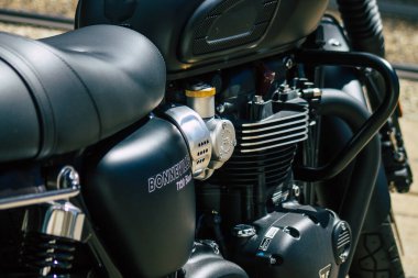 Reims Fransa 20 Ağustos 2020 BONNEVILLE T120 Black Triumph motosiklet yakın çekim Fransa 'nın Grand Est bölgesinde bir şehir, Reims tarihsel caddelerinde park