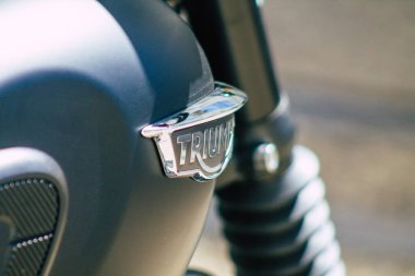 Reims Fransa 20 Ağustos 2020 BONNEVILLE T120 Black Triumph motosiklet yakın çekim Fransa 'nın Grand Est bölgesinde bir şehir, Reims tarihsel caddelerinde park