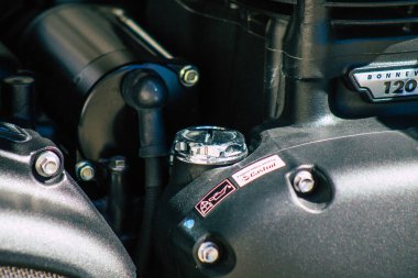 Reims Fransa 20 Ağustos 2020 BONNEVILLE T120 Black Triumph motosiklet yakın çekim Fransa 'nın Grand Est bölgesinde bir şehir, Reims tarihsel caddelerinde park