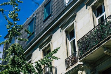 Reims 'de bulunan tarihi bir binanın ön cephesi, Fransa' nın Grand Est bölgesindeki bir şehir ve Avrupa 'nın en eskilerindendir.