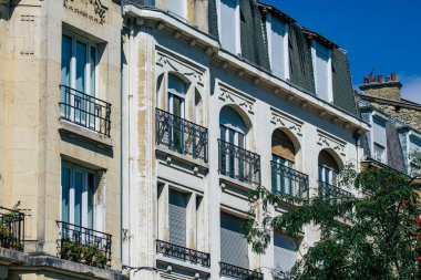 Reims 'de bulunan tarihi bir binanın ön cephesi, Fransa' nın Grand Est bölgesindeki bir şehir ve Avrupa 'nın en eskilerindendir.