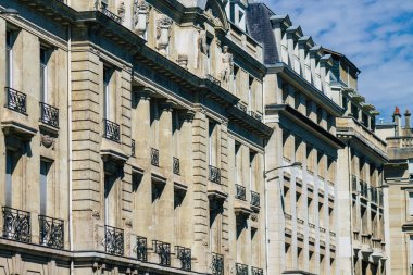 Reims 'de bulunan tarihi bir binanın ön cephesi, Fransa' nın Grand Est bölgesindeki bir şehir ve Avrupa 'nın en eskilerindendir.