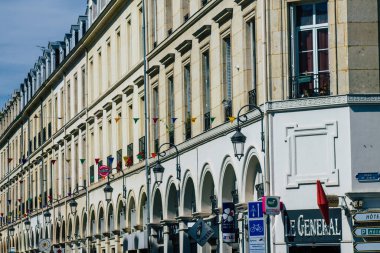 Reims 'de bulunan tarihi bir binanın ön cephesi, Fransa' nın Grand Est bölgesindeki bir şehir ve Avrupa 'nın en eskilerindendir.