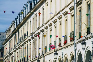 Reims 'de bulunan tarihi bir binanın ön cephesi, Fransa' nın Grand Est bölgesindeki bir şehir ve Avrupa 'nın en eskilerindendir.