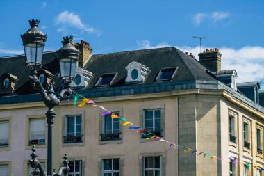 Reims 'de bulunan tarihi bir binanın ön cephesi, Fransa' nın Grand Est bölgesindeki bir şehir ve Avrupa 'nın en eskilerindendir.