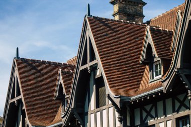 Reims 'de bulunan tarihi bir binanın ön cephesi, Fransa' nın Grand Est bölgesindeki bir şehir ve Avrupa 'nın en eskilerindendir.