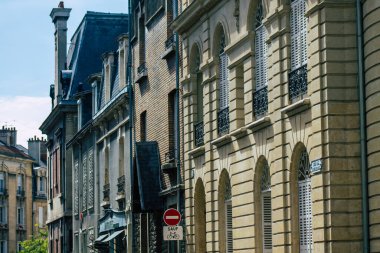 Reims 'de bulunan tarihi bir binanın ön cephesi, Fransa' nın Grand Est bölgesindeki bir şehir ve Avrupa 'nın en eskilerindendir.