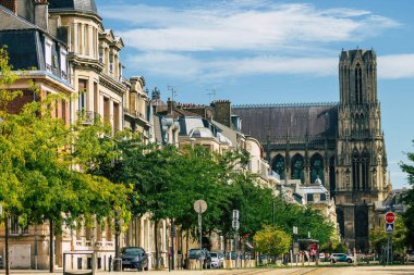 Reims 'de bulunan tarihi bir binanın ön cephesi, Fransa' nın Grand Est bölgesindeki bir şehir ve Avrupa 'nın en eskilerindendir.