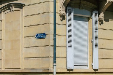 Reims 'de bulunan tarihi bir binanın ön cephesi, Fransa' nın Grand Est bölgesindeki bir şehir ve Avrupa 'nın en eskilerindendir.